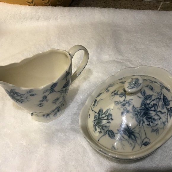 Gracie Bone China by Coastline Imports - Sugar and Creamer Floral Blue pattern - Picture 7 of 7